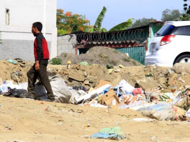 El basurero clandestino está en la trocha en construcción del segundo anillo. Foto: Cristina Santos