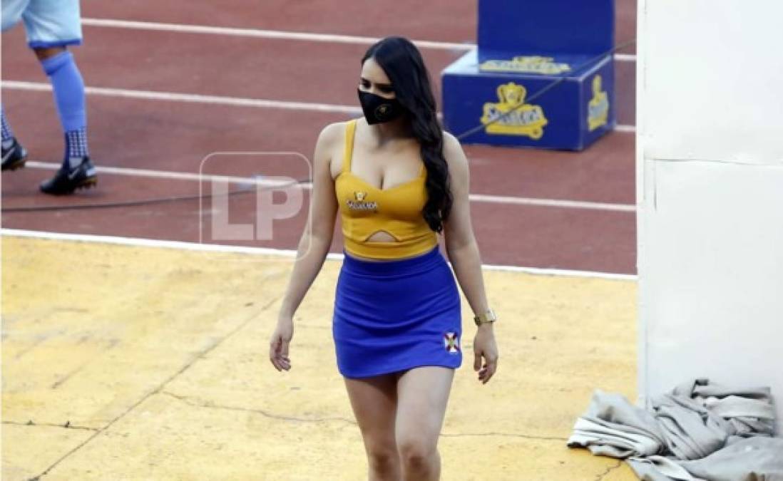 La guapa Riccy Moreno, excandidata a diputada, apareció como modelo en el estadio Olímpico como parte de las chicas que resguardaron la Copa.