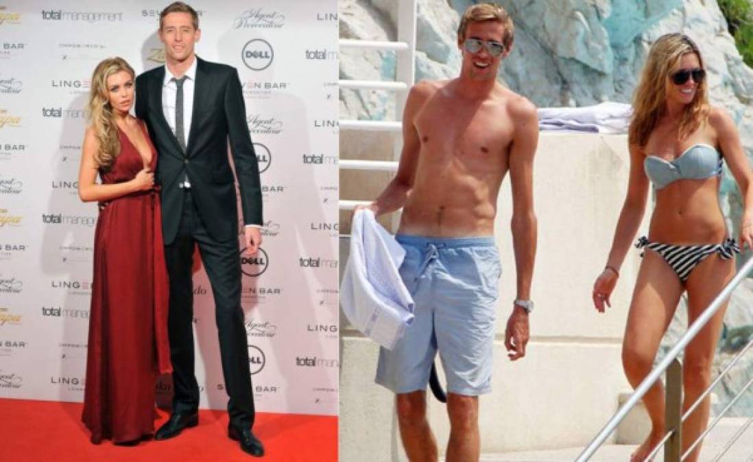 El espigado delantero inglés Peter Crouch está casado con la modelo Abigail Clancy.