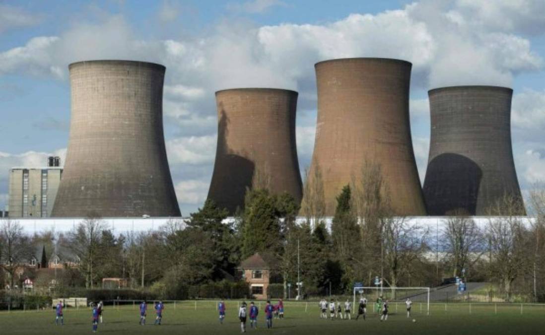 El campo de Brereton Town FC frente a la central eléctrica de carbón Rugeley, en el centro de Inglaterra.