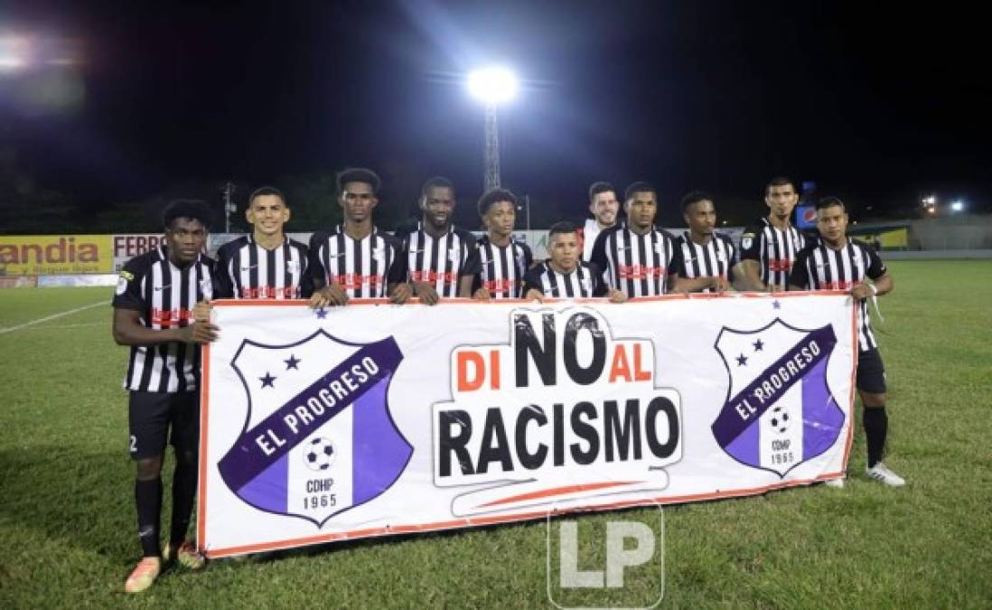 Los jugadores del Honduras Progreso saltaron al campo para el partido ante Real España con una pancarta en contra del racismo.