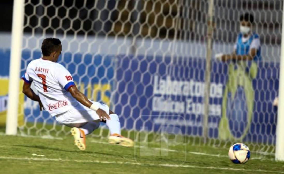 Diego Reyes se perdió esta clara opción de gol para el Olimpia. Se le escapó el balón cuando tenía el arco vacío a su disposición.