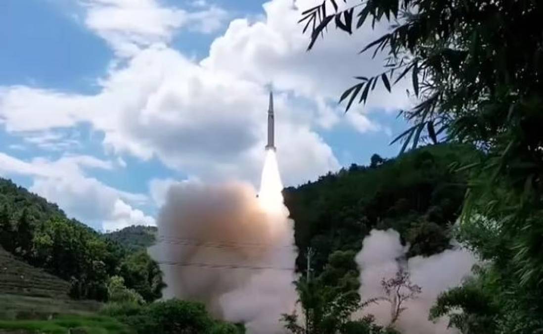 Menos de 24 horas después de la visita a Taiwán de la presidenta del Legislativo de EEUU, Nancy Pelosi, China ha iniciado maniobras militares con fuego real alrededor de la isla, consideradas por Taipéi como un “bloqueo” y una “violación de sus derechos”, y que han incluido el uso de misiles de largo alcance.