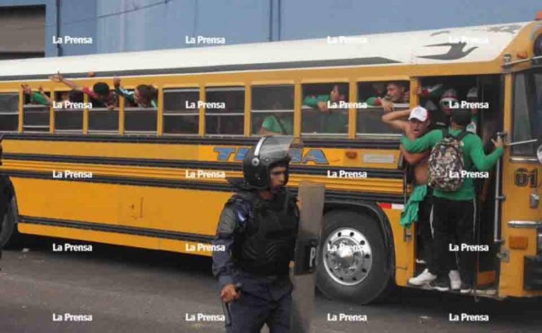 El caos comenzó luego de que la barra del Marathón llegó en dos autobuses y fueron recibidos con disparos por parte de la barra del Motagua.