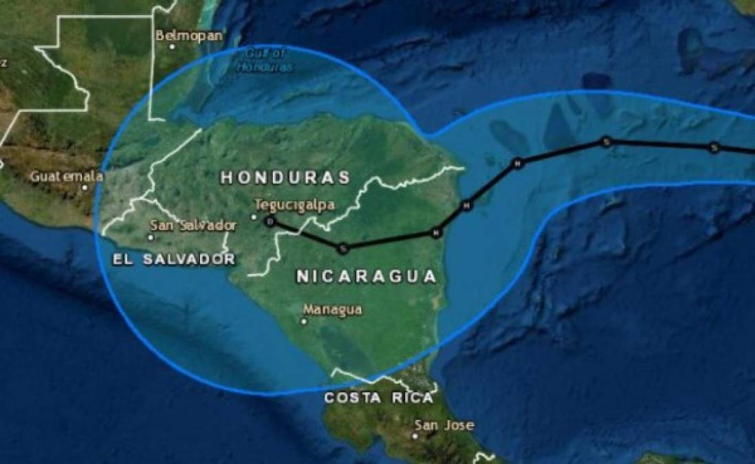 Eta se transformó en huracán de categoría tres en la escala de cinco de Saffir-Simpson y continuaba fortaleciéndose con vientos máximos sostenidos de 175 km/h.