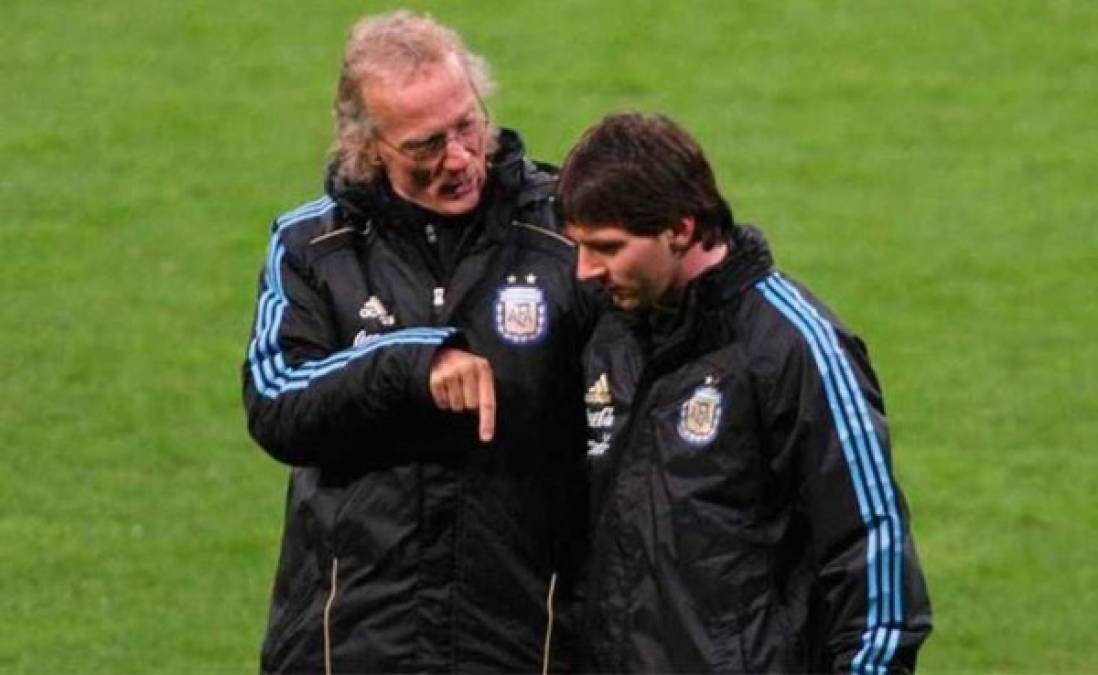 El preparador físico de la albiceleste con Maradona de seleccionador, Fernando Signorini, confesó una anécdota con Leo Messi: 'Él iba haciendo jueguitos (dando toques) sin que se le cayera la pelota, desde una punta a la otra de la cancha. Así que me fui acercando por detrás, sin que me escuchara ni percibiera mi presencia, para sacarle la pelota con un solo movimiento'.