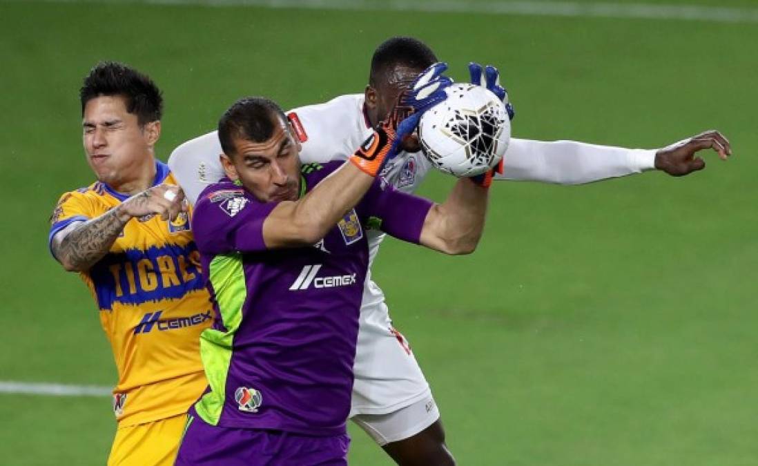 Yustin Arboleda saltó por el balón junto al defensa mexicano Carlos Salcedo y el portero Nahuel Guzmán se quedó con la pelota. Fue un encontronazo.