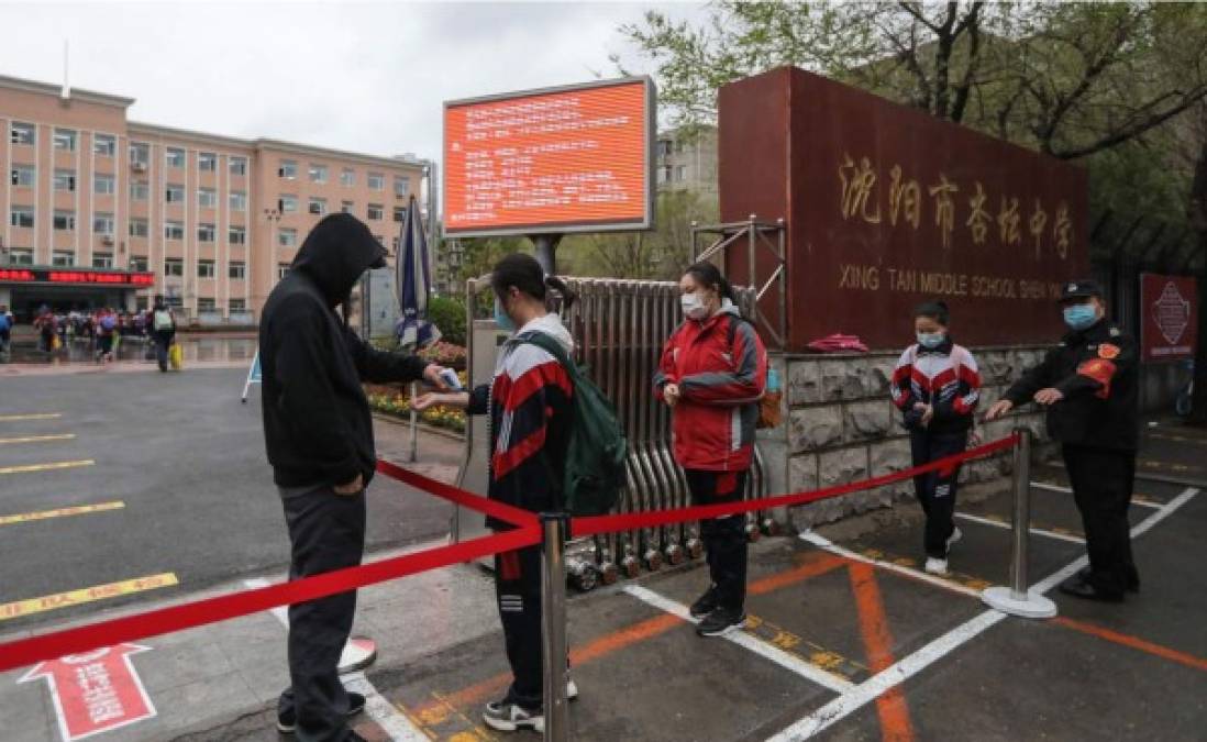 El gobierno chino ha colocado puestos de control de temperaturas en la entrada de las escuelas y colegios.