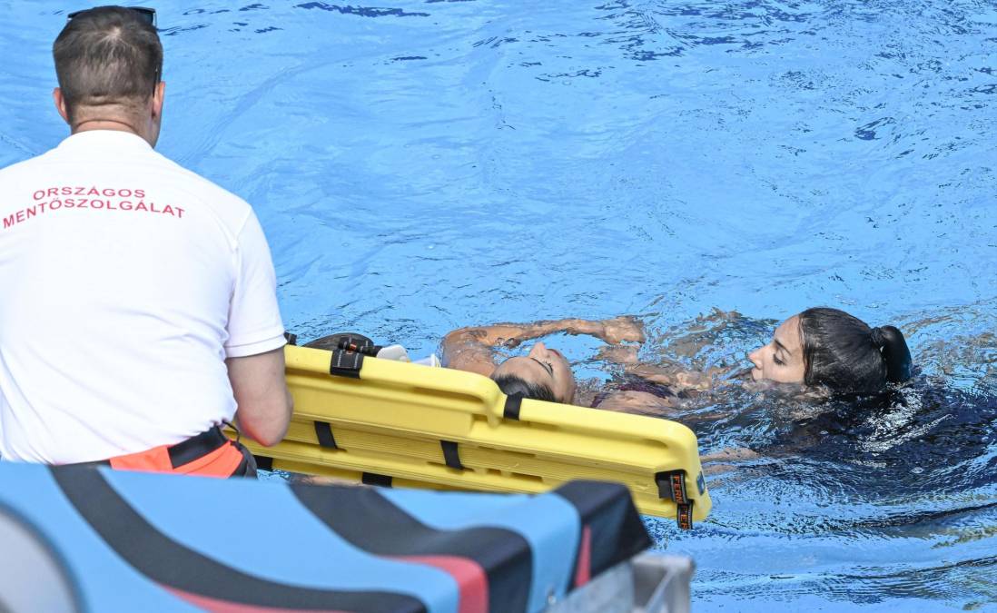 Después de dos minutos, la nadadora finalmente pudo expulsar el agua y volvió a respirar. El esfuerzo de su entrenadora y de los socorristas la tienen hoy con vida.