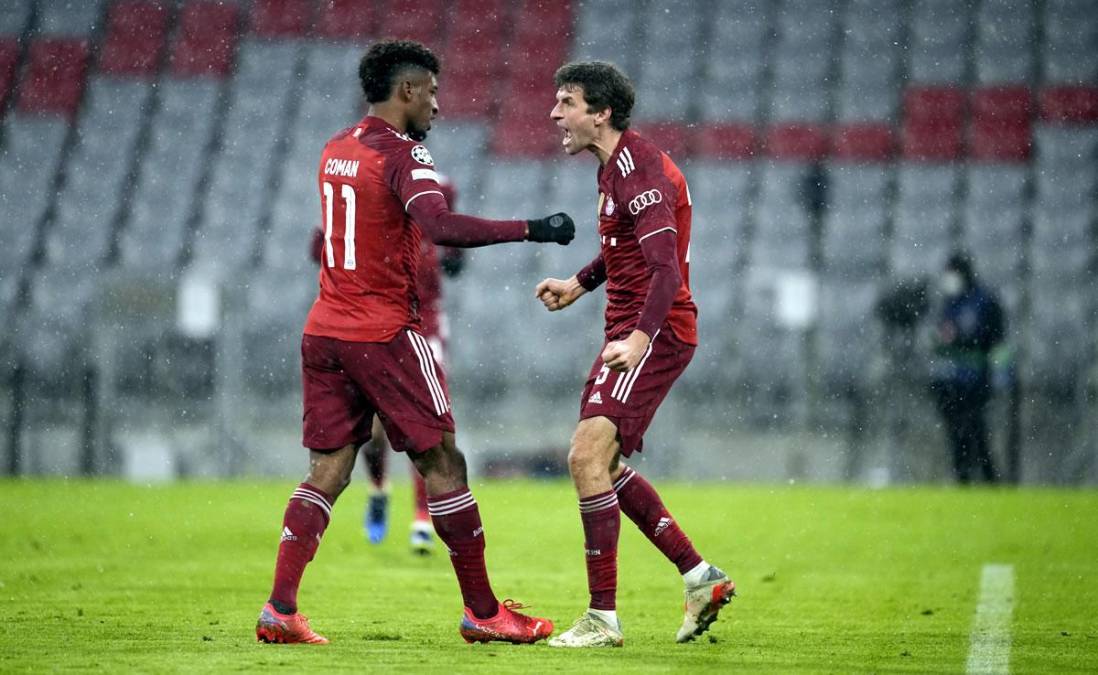 Thomas Müller celebrando con Kingsley Coman el primer gol del Bayern.