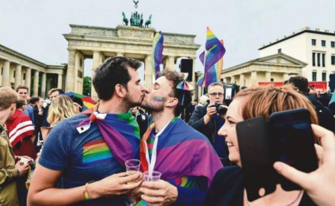 - Europa, la pionera -<br/><br/>Holanda se convirtió en 2001 en el primer país del mundo en legalizar el matrimonio homosexual. Otros Estados europeos siguieron sus pasos: Bélgica, España, Noruega, Suecia, Portugal, Islandia, Dinamarca, Francia, Reino Unido (excepto Irlanda del Norte), Luxemburgo, Irlanda, Finlandia, Malta y Alemania. Austria lo autorizará a más tardar en 2019.<br/><br/>Estados como Hungría, República Checa, Austria, Croacia, Chipre, Suiza, Italia o Grecia reconocen las uniones civiles.