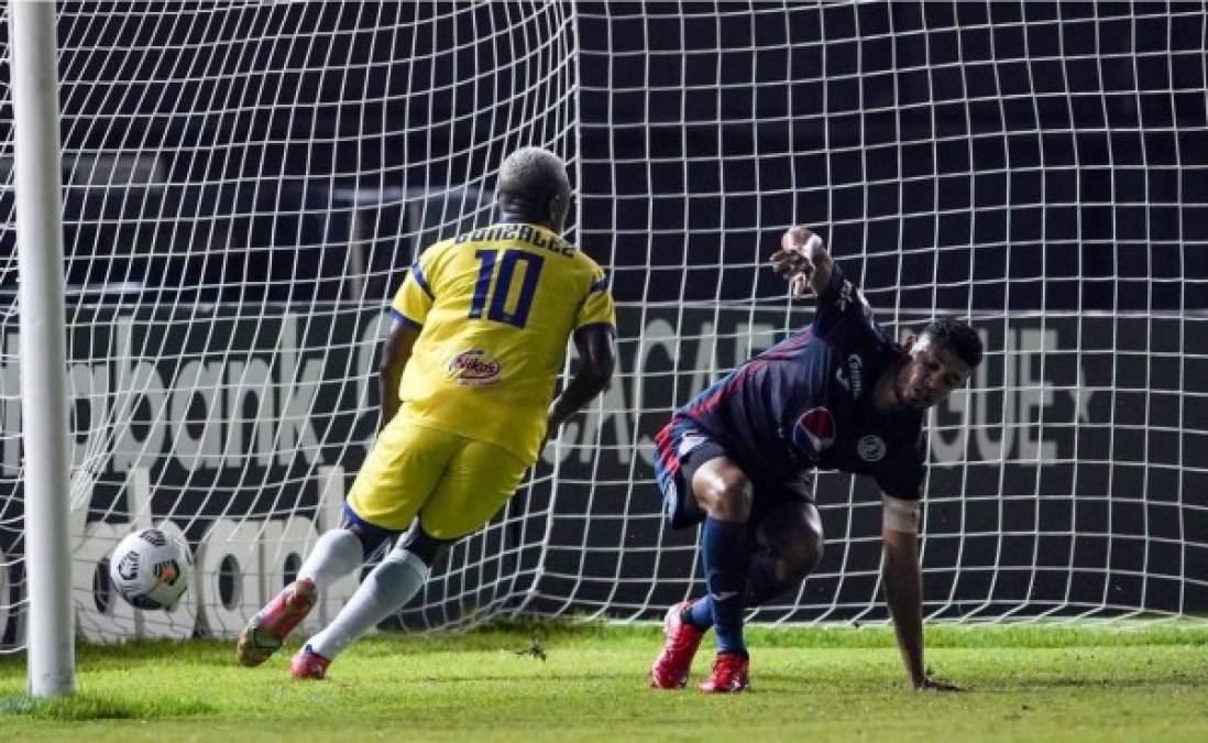 Jamel González tras marcar el 1-0 del Universitario ante Motagua. El defensa Marcelo Pereira no pudo llegar a tiempo para bloquear el disparo.