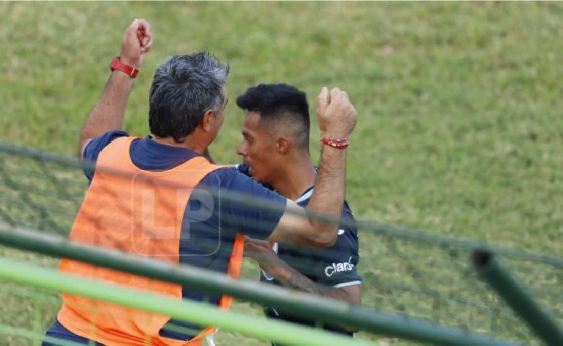 Diego Vázquez celebrando con Bayron Méndez el 0-2 del Motagua.