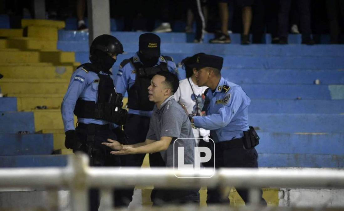 El aficionado intenataba explicarles a los miembros de la Policía Nacional.