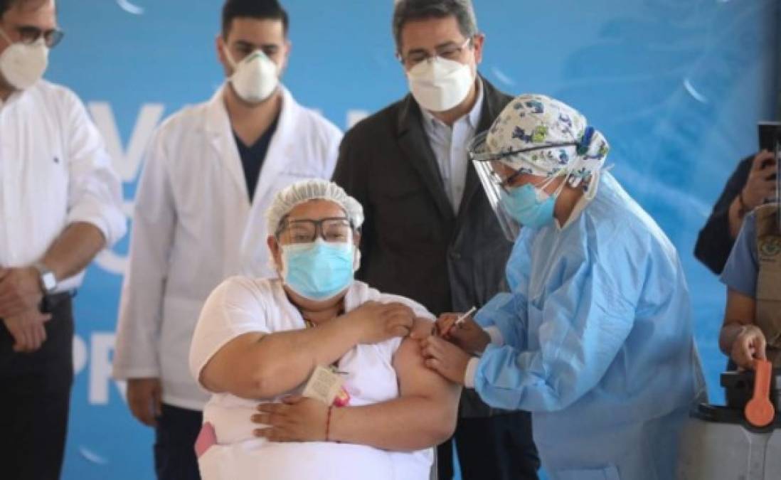 Una de las primeras personas de primera línea que recibirá la inoculación, Ana Castillo, aseguró no tener miedo, ya que las vacunas fueron preparadas por expertos.<br/><br/><br/><br/>