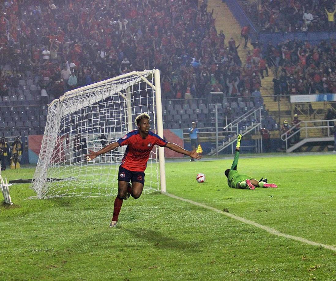 Yasnier Matos hizo explotar de algarabía el estadio Doroteo Guamuch Flores tras su golazo.