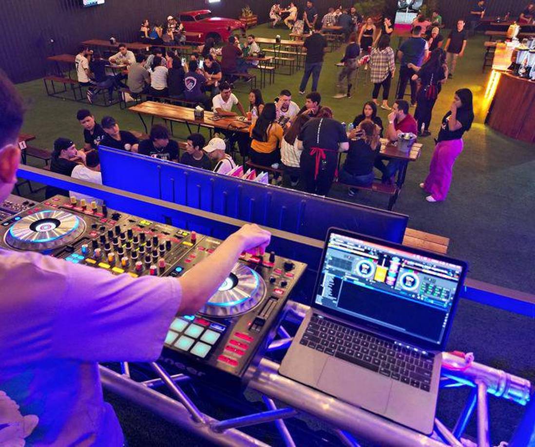 THE YARDUbicado en Jardines del Valle, atrás del parqueo de Denny’s. Es uno de los locales más nuevos de la ciudad para que puedas comer delicioso en un ambiente “cool”.