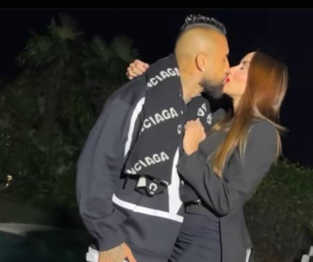 Arturo Vidal: El volante chileno del Inter de Milán junto a su amada pareja sentimental.