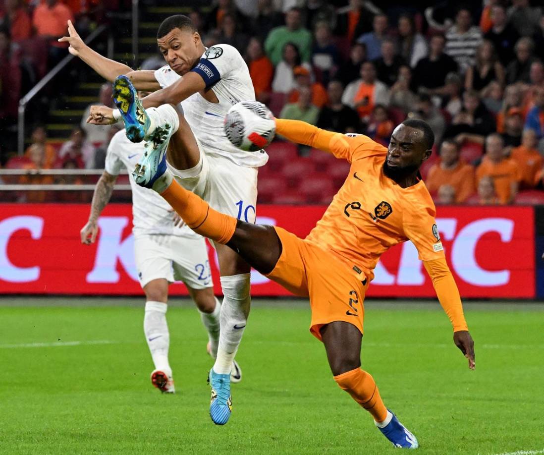 Con esta volea marcó Kylian Mbappé su primer golazo en el triunfo de Francia sobre Países Bajos (1-2).