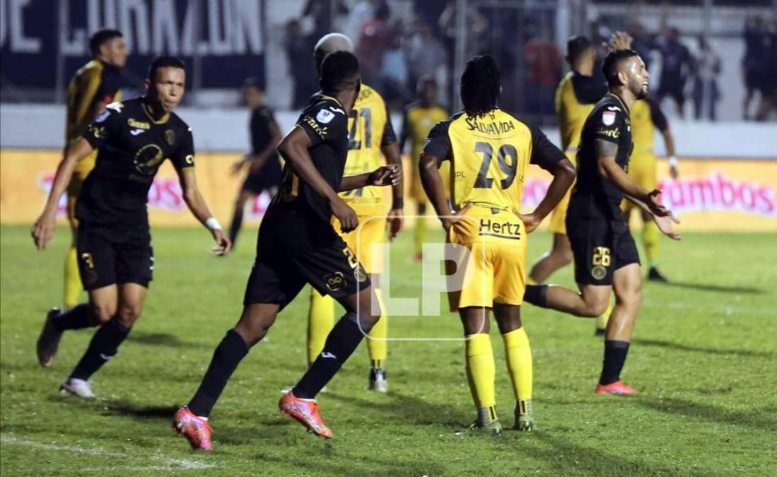 Jugadores de Motagua corren a celebrar el autogol de Júnior García que les dio el empate 1-1.