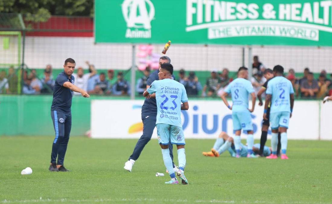 Tras el 2-0 del Motagua, la afición del Marathón evidenció su frustración al lanzar objetos al banquillo del club azul.