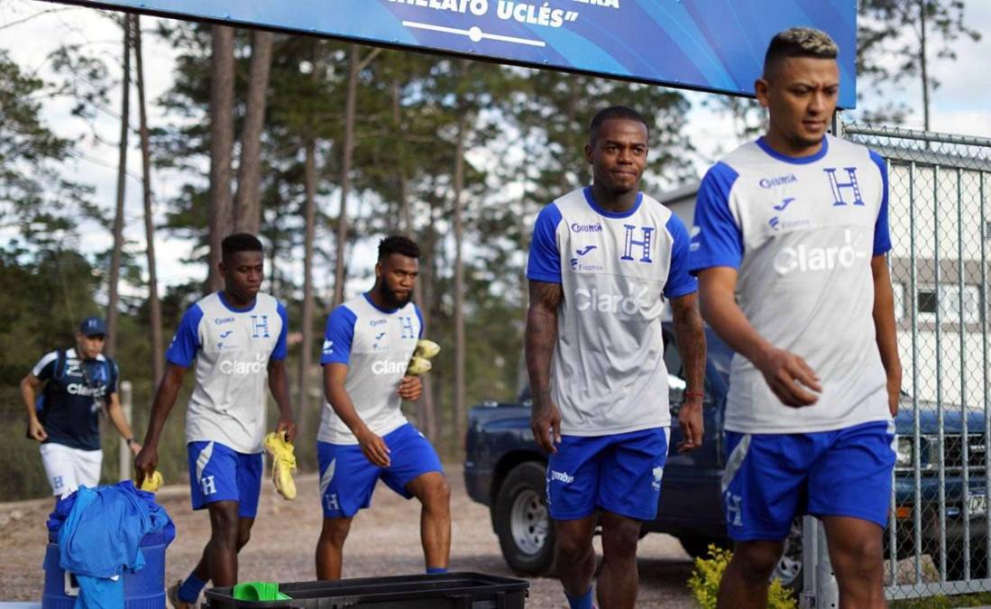 Alexy Vega, Edwin Solani Solano, Jorge Benguché y Wesly Decas llegando a la cancha de entrenamiento.