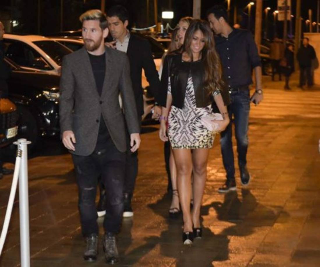 Una vez más, Antonella Roccuzzo se convirtió en el centro de atención durante la gran noche del Barcelona y fue la más buscada por los paparazzis a su llegada.