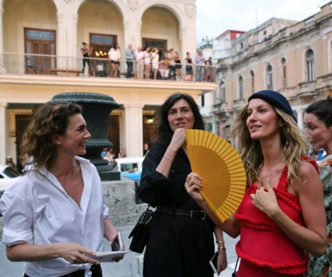 La súpermodelo brasileña Gisele Bündchen (d) conversa con la editora jefa de Vogue Paris, Emmanuelle Alt (c) al asistir al desfile de la casa de modas francesa Chanel hoy, 3 de mayo de 2016, en La Habana.