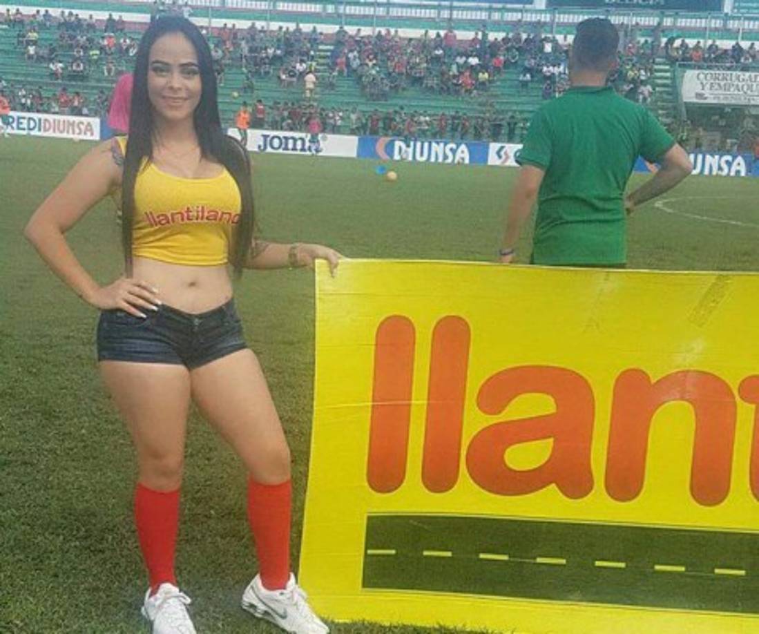 'Lo que más disfruto en mi trabajo es siempre dar lo mejor de mí', indicó Jeimy sobre el trabajo que realiza en los diferentes estadios de Honduras.