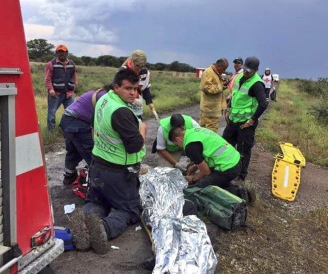 Equipos de emergencia y de seguridad atendieron a los heridos en el área del accidente, una zona árida cercana al Aeropuerto Guadalupe Victoria de Durango.