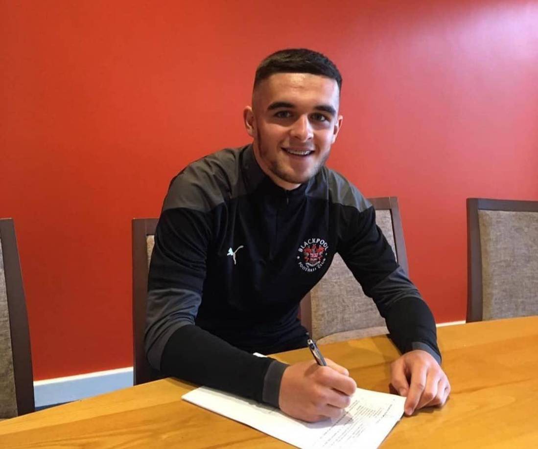 “Durante mucho tiempo pensé que tendría que ocultar mi verdad porque quería ser, y ahora lo soy, futbolista profesional. Me pregunté si debería esperar hasta que me haya retirado para salir. Ningún otro jugador en el juego profesional aquí está fuera. Sin embargo, sabía que eso me llevaría a mentir durante mucho tiempo y no poder ser yo mismo ni llevar la vida que quiero”, comentó el jugador inglés.