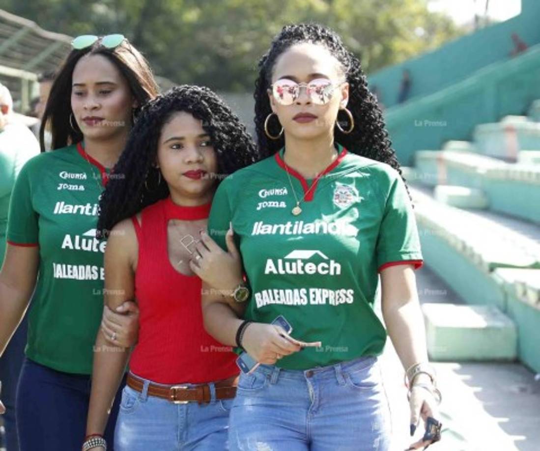 Aficionadas del Marathón en el momento que llegaban a su estadio.