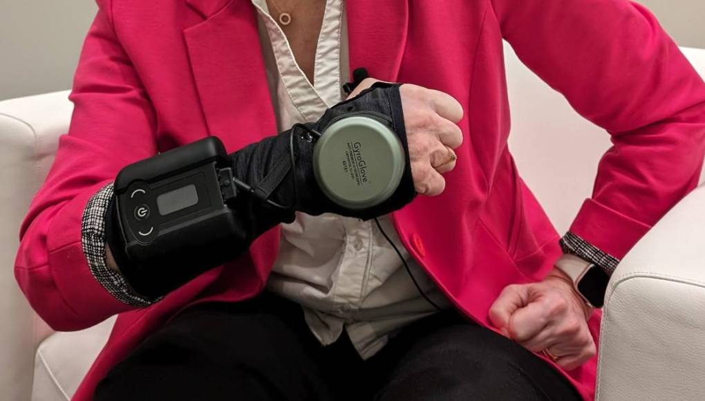 Un guante tecnológico frena los temblores del mal de Parkinson