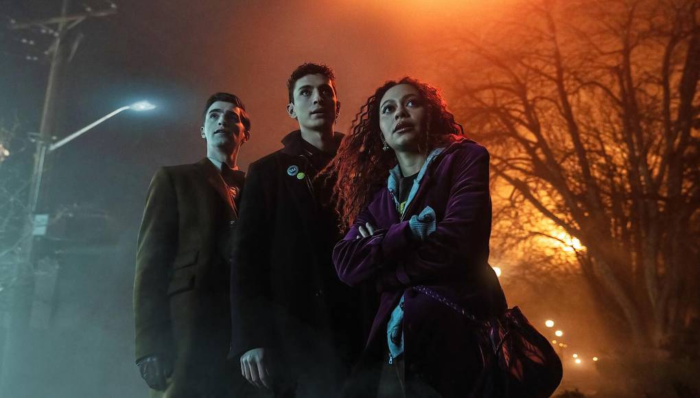 Los detectives difuntos - “Dos fantasmas adolescentes se unen a una médium para resolver misterios para sus clientes sobrenaturales, hasta que una poderosa bruja complica sus planes”, cita su sinopsis en Netlfix. Estrena el 25 de abril. 