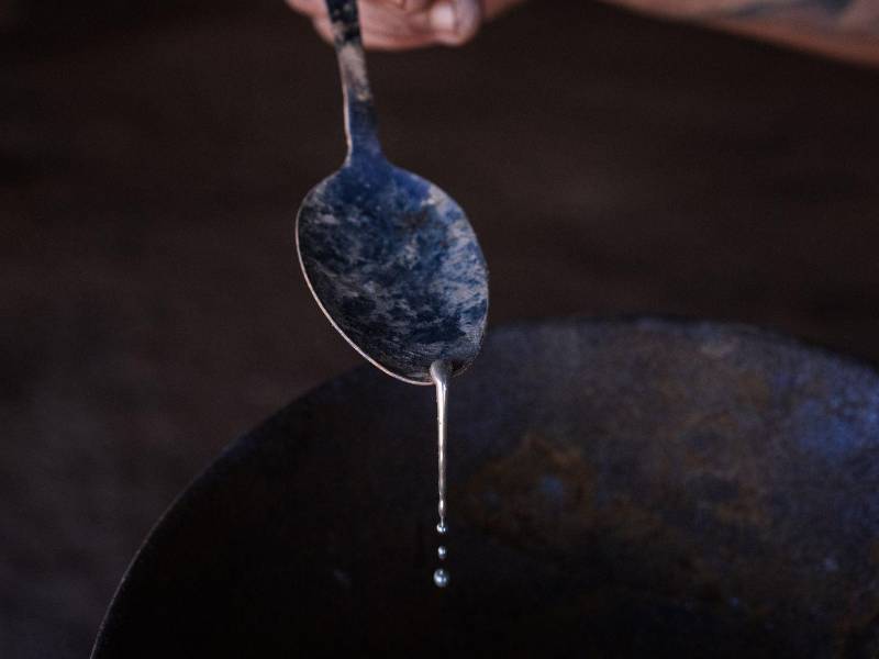 El mercurio líquido, usado con frecuencia para extraer oro del lodo, tiene mucho de perjudicar a la población de Surinam.