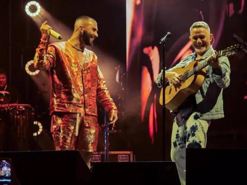 Los cantantes Manuel Turizo y Alejandro Sanz.