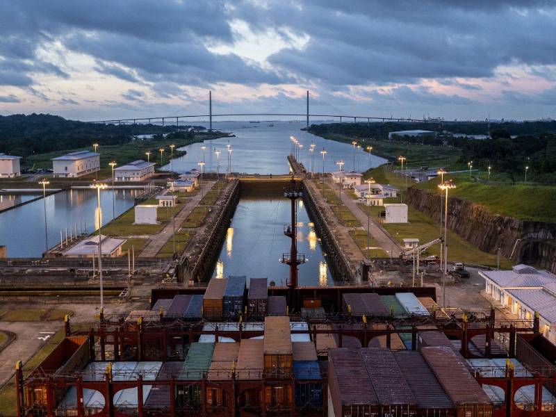 Bajos niveles de agua han obligado a las autoridades a reducir el número de buques de carga permitidos por el Canal de Panamá.