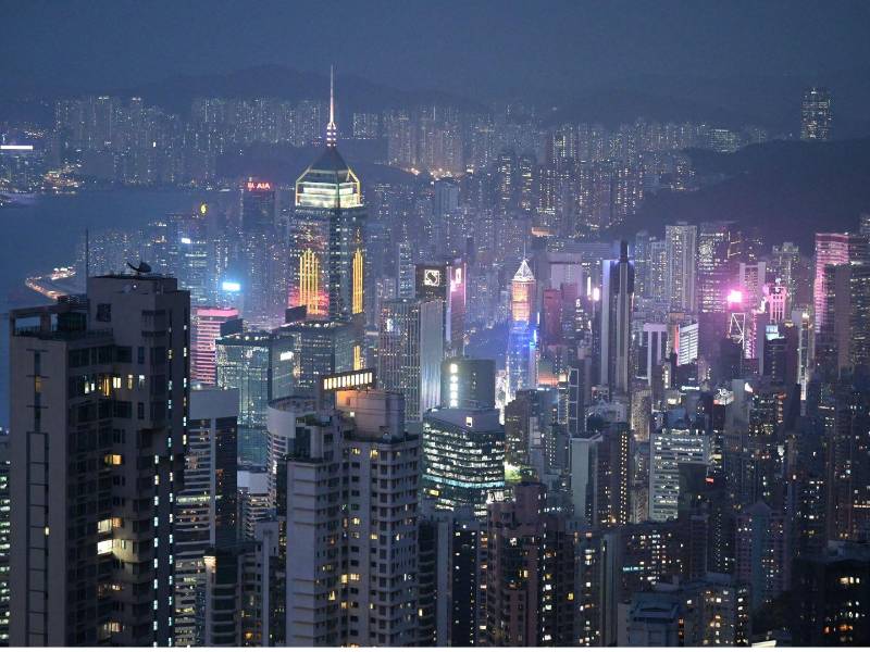 Esta foto tomada el 21 de febrero de 2023 muestra una vista de los edificios desde Peak en Hong Kong.