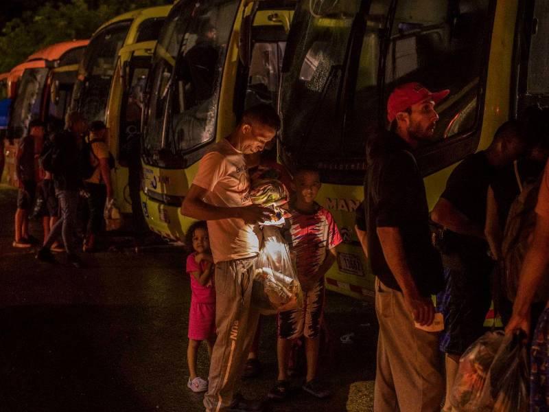 Costa Rica y Panamá formularon un plan para transportar en autobús a migrantes de la frontera sur de Costa Rica a la norte.
