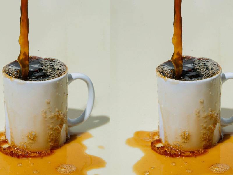 Ingerir demasiada cafeína puede provocar palpitaciones, nerviosismo, náuseas o problemas para dormir.