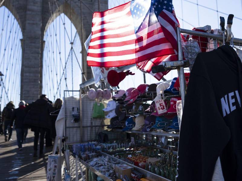 Hasta hace poco, veintenas de vendedores de souvenirs habían convertido el Puente de Brooklyn en un mall sobre el East River.