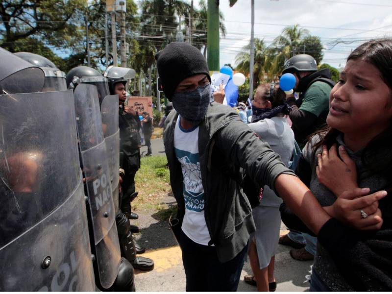Manifestantes se enfrentan a policías en Managua en el 2018. Oposición al Gobierno llevó a cientos de personas a prisión.