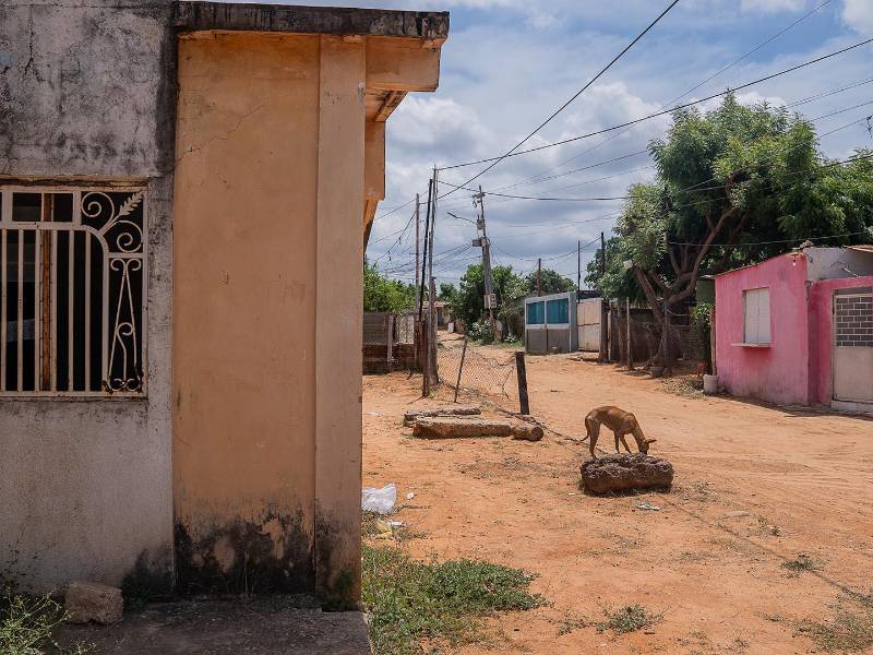 Una calle en Maracaibo, Venezuela, donde muchas casas han sido abandonadas al irse sus dueños del País. (Marian Carrasquero para The New York Times)