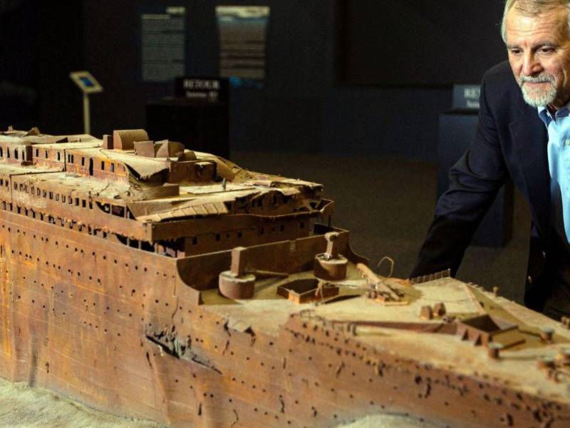 Paul-Henri Nargeolet, que murió a bordo del Titán en junio, con un modelo del Titanic descansando en el lecho del mar.
