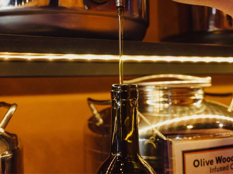 Infused Oils &amp; Vinegars en Dallas, Texas, planea aumentar los precios del aceite de oliva del 10 al 15 por ciento en el 2024.
