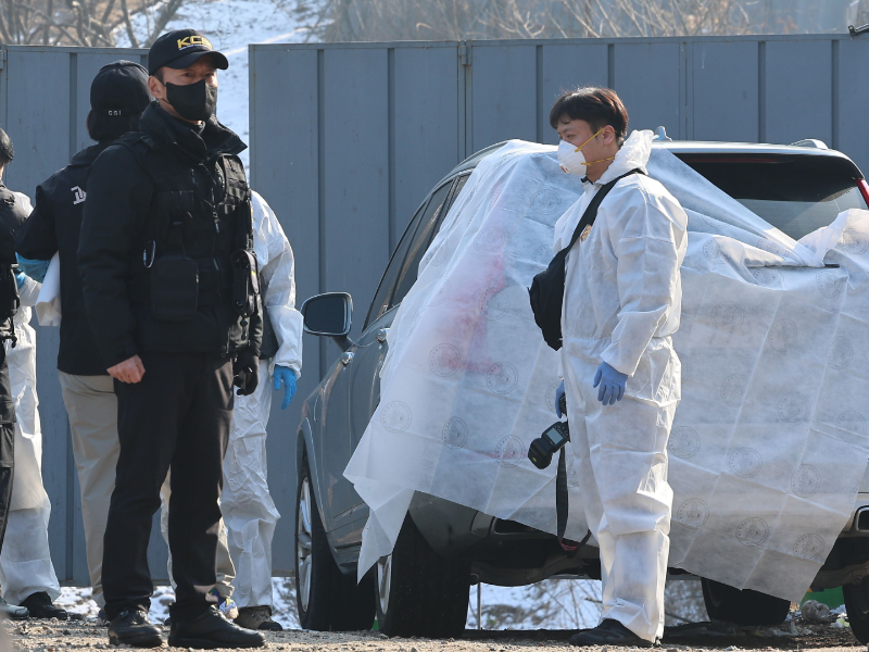 Agentes de policía investigan el vehículo en el que se halló el cuerpo de Lee Sun-kyun el 27 de diciembre.