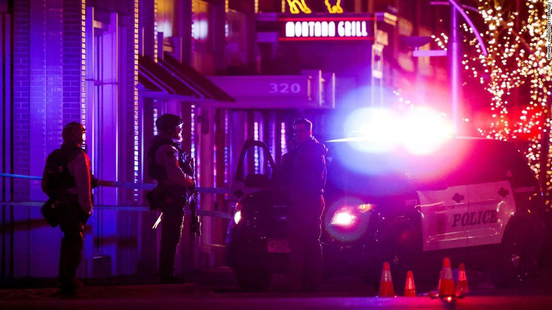 Mueren cinco personas en una serie de tiroteos en Colorado, Estados Unidos