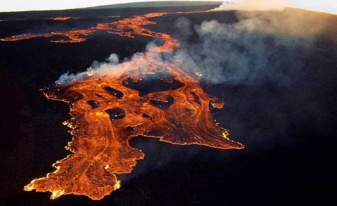 El espectacular despliegue de furia del volcán más grande del mundo en Hawái