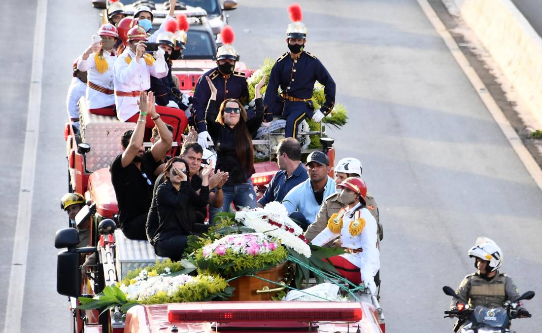 Un camión de la brigada militar de bomberos que transporta los restos de la cantante brasileña Marilia Mendonca circula por la carretera GO-020 hacia el Cementerio Parque Memorial, en Goiania, estado de Goias, Brasil, el 6 de noviembre de 2021.