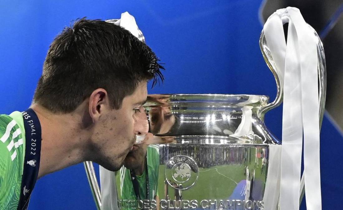 El portero Thibaut Courtois fue otro de los que le dio un beso a la Copa que conquistaron en París.